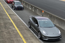 Новый день, и еще одна Tesla достигла очередного рекорда. На этот раз объект представляет собой Model 3 Performance, который прошел японскую трассу Цукуба со временем 1:04.7. Само по себе, это замечательное число, но в контексте со временем конкурент