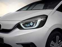 В Европе модернизированная Honda Jazz будет продаваться с двухмоторной гибридной трансмиссией, которая, предположительно, обеспечит улучшенные характеристики, но полные характеристики трансмиссии пока не объявлены.