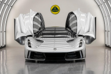 Прошлым летом Lotus потряс автомобильную промышленность, когда представил Evija, электрический гиперкар, мощностью 1972 лошадиных силы и крутящим моментом в 1699 Нм. Это делает его самым мощным серийным автомобилем. Разгон до сотни занимает менее тре