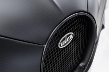 Bugatti Chiron Sport «Edition Noire Sportive» - одна из 20 Chiron Noire, которые планируется выпустить ограниченным тиражом. Каждый стоит дополнительно 100 000 евро сверх обычного Chiron Sport.