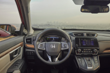 Новый CR-V Hybrid поставляется с системой Honda Sensing в качестве стандартной функции, с автоматическим климат-контролем и автоматическим дальним светом. CR-V Hybrid также поставляется с дополнительными стандартными функциями, такими как светодиодны