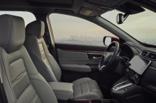 Новый CR-V Hybrid поставляется с системой Honda Sensing в качестве стандартной функции, с автоматическим климат-контролем и автоматическим дальним светом. CR-V Hybrid также поставляется с дополнительными стандартными функциями, такими как светодиодны
