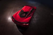Но для Великобритании, Японии и некоторых других праворульных рынков ожидается появление 2021 Corvette, который расширит фирменную табличку Corvette и предложит выгодные условия для новых рынков.