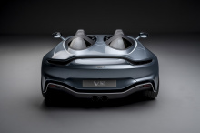 Что касается системы трансмиссии и производительности, V12 Speedster оснащен фирменным 5,2-литровым двигателем Twin-Turbo V12 Aston Martin, который выдает в общей сложности 700 л.с. и 753 Нм крутящего момента. Он соединен с 8-ступенчатой автоматическ