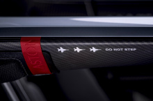 Созданный на заказ тюнинг-подразделением «Q by Aston Martin», V12 Speedster с гордостью демонстрирует передовые технологии и выдающийся дизайн. Итак, давайте узнаем больше.