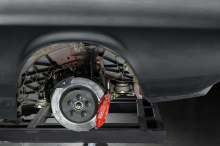 Благодаря использованию карбона в конструкции шасси, он не только очень жесткий, но и способен противодействовать весу аккумуляторов и электродвигателей, которые были перенесены из Tesla Model S Performance. Что касается того, как работает эта трансп