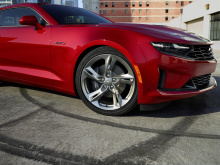 В то время как совершенно новый Corvette привлекает все внимание сейчас, Camaro все еще проигрывает войну масл-каров Ford Mustang и Dodge Challenger. Существуют даже слухи о замене Camaro на электромобиль в 2023 году. По крайней мере, на данный момен