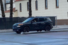 Ранее в этом месяце Nissan был замечен на тестировании пары замаскированных прототипов в Лас-Вегасе, штат Невада. Предполагается, что прототипы - это Nissan X-Trail. По слухам, этот новый внедорожник будет официально представлен позднее в 2020 году (