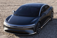 В Ньюарке, штат Калифорния, в нескольких минутах езды от завода по сборке автомобилей Tesla, один из бывших звездных инженеров компании является ведущим конкурентным производителем электромобилей Lucid Motors, и он пытается сделать почти невозможное: