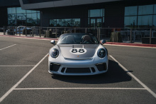 Теперь его производство завершается ограниченным тиражом Porsche 991 Speedster. По мере того, как мы переходим к поколению 992, в очень нестабильные времена Porsche решил предложить один вариант 991 в качестве пожертвования в COVID-19 Community Respo