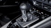 Пакет Sport Chrono также включает в себя множество функций, ориентированных на водителя, таких как Porsche Torque Vectoring и индикатор температуры шин, впервые представленный на новом 911 Turbo S.