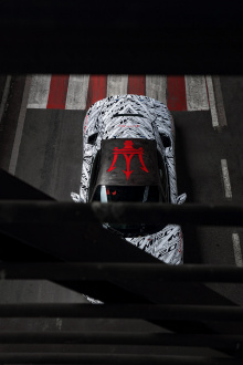 С этим новым прототипом MC20 Maserati хочет отметить одно из величайших имен в автоспорте, добавив «подпись» Мосса на заднюю часть автомобиля.