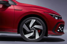 Как и ожидалось, дизайн кузова воплощает в себе каждый аспект ДНК Golf GTI. Автомобиль демонстрирует чистый и минималистичный дизайн с многочисленными прямыми линиями и плоскими поверхностями. Как кажется, наряду с технологическим продвижением, коман