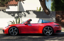 По словам Porsche, крыша может открыться и закрыться всего за 19 секунд простым нажатием кнопки. Сама крыша использует две плоские магниевые детали, которые скрепляют тканевую крышу вместе. Чтобы отличить ее от двухместных купе и кабриолетов, Targa и