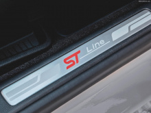 В стандартную комплектацию Ford Edge ST-Line входит информационно-развлекательная система Ford Sync 3 с совместимостью Apple CarPlay, Android Auto, Waze и Ford + Alexa, а также беспроводная зарядная панель для телефона.