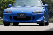 Согласно видео, компания Contempo Concepts приобрела автомобиль для клиента, который искал чистый S2000, чтобы восстановить его былую славу. Они нашли S2000 в цвете Apex Pearl Blue практически без пробега.