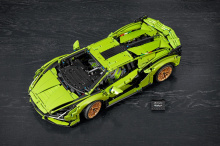 Построенный в масштабе 1:18, каждая деталь потрясающего Lamborghini Sian была воспроизведена, включая копию двигателя V12, подвижный задний спойлер, рабочую переднюю и заднюю подвески и рулевое управление.