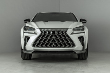 Дополнительная обшивка вокруг арок комично усиливает внешний вид каждого Lexus.