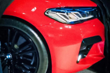 Как и обычные 5 серии, 2021 BMW M5 будет оснащаться новыми стандартными светодиодными фарами и L-образными задними фонарями, а также измененной решеткой радиатора. Как вы можете видеть на сравнительном снимке, предоставленном художником, решетка боль
