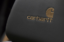 Специальное издание Carhartt не предлагает ничего нового по сравнению с Z71 с точки зрения функционального оснащения, но в нем есть много стиля: черная пластина для багажника, решетка радиатора Mosaic Black Metallic 