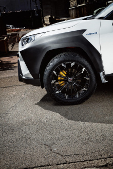 Колеса уже делают внешность автомобиля более спортивной, но Versus пошел еще дальше, добавив серьезно выглядящие колесные арки, которые напоминают нам о Crawford Performance Subaru Crosstrek. Арки колес сделаны в матовом черном цвете и создают вид го