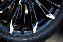 Колеса уже делают внешность автомобиля более спортивной, но Versus пошел еще дальше, добавив серьезно выглядящие колесные арки, которые напоминают нам о Crawford Performance Subaru Crosstrek. Арки колес сделаны в матовом черном цвете и создают вид го