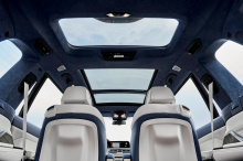 На трехрядном BMW X7 48-вольтная мягкая гибридная система, которая перешла в 2021 5-й серии, теперь появляется и в варианте 40i. Подогрев передних сидений, рулевого колеса и подлокотников входит в стандартную комплектацию всех моделей X7. На шестицил