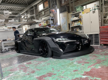 Liberty Walk недавно показал свою Toyota Supra. Как и следовало ожидать, главной особенностью тюнинг-проекта является комплект расширения кузова. Болты торговой марки Liberty Walk на крыльях как всегда доминируют в пакете. Модификации проведены со вс