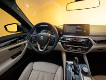 Основанные на недавно обновленной 5 серии, Alpina B5 и B5 Touring предлагают мост между обычными моделями BMW и хардкорным BMW M5 (который должен быть обновлен на следующей неделе 17 июня).