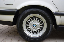 Это одна из тех историй покупки автомобиля, о которых так любят слышать коллекционеры. История этого E32 BMW 7-й серии восходит к 1992 году, когда он был куплен совершенно новым его первоначальным владельцем, который жил в Великобритании.