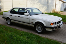 Согласно веб-сайту аукциона Catawiki, этот BMW 7-й серии, в настоящее время находящийся в Польше, был заказан новым 28 лет назад у немецкого представительства британским джентльменом. К сожалению, автомобиль не доехал до своего владельца, т.к. покупа