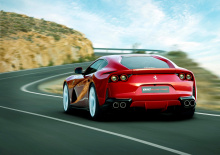 В прошлом месяце появились видеозаписи, на которых Ferrari тестирует замаскированный прототип нового гибридного суперкара, который будет располагаться ниже SF90 Stradale. Теперь Ferrari был замечен на тестировании новой хардкорной версии 812 Superfas