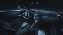 Штрихи MSO включают глянцевый черный ковш с задним остеклением из поликарбоната, передние крылья из карбона с жалюзи и уникальные 5-спицевые колеса LM, которые повторяют дизайн колес № 59 F1 GTR.