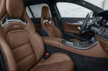 Внутри сиденья AMG отделаны кожей наппа со специальной обивкой AMG и значком AMG на спинке. Кожа наппа доступна также для отделки приборной панели. Системы MBUX также получают с монитор размером 10,25 дюймов в стандартной комплектации или 12,25 дюймо
