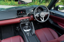 Поскольку модель 2020 Mazda MX-5 R-Sport основана на модели UK Sport, она оснащается 1,5-литровым четырехцилиндровым двигателем SkyActiv-G объемом 1,5 литра, вырабатывающим 132 л.с. и 206 Нм крутящего момента, который отправляется в задние колеса чер