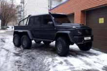 Двигатель V8 под капотом этого кастомного 6x6 выдает 296 лошадиных сил, что намного меньше, чем у оригинального AMG G63 6x6 с 536-сильным твин-турбо V8.