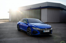 Бензиновый двигатель мощностью 320 л.с., 420 Нм находится под капотом Arteon R. Он доступен в кузовах седан и Shooting Brake с эксклюзивным цветом Lapiz Blue, тонированными задними фонарями и спортивной выхлопной системой. Он опускается на 20 мм ниже