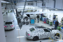 В этом ролике Кристиан Флесса, руководитель отдела разработки систем управления движением BMW M, приглашает зрителей познакомиться с прототипом новой модели M3. Прототип все еще замаскирован, чтобы защитить окончательный дизайн, но видео подтверждает