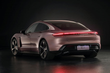 Porsche анонсировал новую версию Taycan с задним приводом начального уровня. Этот новый вариант будет предлагаться с двумя размерами батарей, каждый с разным уровнем мощности. Она может предложить самый длинный диапазон любой модели Taycan на сегодня