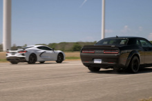 В то время как Corvette использует технологии и управляемость, чтобы набрать скорость, Dodge Demon использует грубую силу.