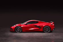 Corvette Stingray C8 Coupe - первый Corvette, предлагаемый со средним расположением двигателя и оснащенный 6,2-литровым двигателем LT4 V8, который развивает 490 л.с. и 637 Нм крутящего момента. Мощность передается на задние колеса через трансмиссию с