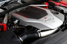 Audi всегда старалась размещать значок RS лишь на нескольких своих моделях, в отличие от своих конкурентов из BMW M и Mercedes-AMG, которые ставят значки производительности почти на каждом продукте. Поэтому неудивительно, что RS Q5 никогда не было, х