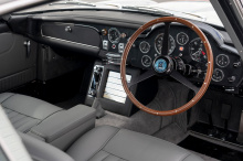 Издание Goldfinger Aston Martin DB5 основано на аутентичной конструкции шасси из мягкой стали DB5. Под капотом установлен атмосферный рядный шестицилиндровый двигатель объемом 4,0 литра мощностью около 300 л.с.