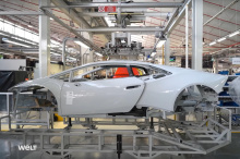 Недавно выпущенный 49-минутный документальный фильм от WELT рассказывает о том, как Huracan Evo, в настоящее время модель «начального уровня», строится от голого шасси до великолепного спортивного автомобиля. Мы видим его за кулисами на заводе Lambor