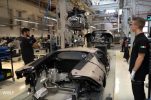 Недавно выпущенный 49-минутный документальный фильм от WELT рассказывает о том, как Huracan Evo, в настоящее время модель «начального уровня», строится от голого шасси до великолепного спортивного автомобиля. Мы видим его за кулисами на заводе Lambor