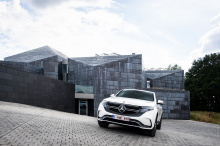 Выбор внешности автомобиля по-прежнему является личным выбором. Но мы должны признать, что Mercedes-Benz сделал шаг вперед с EQC. Когда мы впервые увидели автомобиль, еще в 2018 году на его официальной презентации, мы мечтали увидеть рабочую версию!