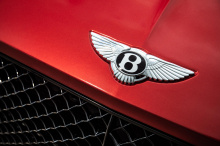 Чтобы отпраздновать месяц парадов сексуальных меньшинств в июне, кабриолет BMW 8 серии также получил радужный макияж. Продолжая эту радужную тему, Bentley придал Continental GT Convertible новый красочный вид. Bentley говорит, что такая раскраска так