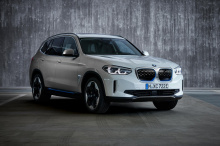 Кроме того, BMW впервые применил технологию BMW i в основной модели бренда. Конечно, BMW iX3 - это разновидность модельного ряда BMW X3. Таким образом, X3 теперь доступен с бензиновым или дизельным двигателем, подключаемой гибридной системой или полн