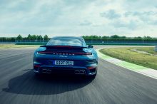 По сути, новый 911 Turbo остается немного менее мощным, чем Turbo S, но при этом сохраняет все то же аппаратное обеспечение, включая восьмиступенчатую коробку передач с двойным сцеплением, систему полного привода и рулевое управление задними колесами