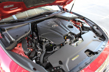 Под капотом 400Z мы ожидаем увидеть двигатель V6 с двойным турбонаддувом, который должен развивать, как вы уже догадались, около 400 лошадиных сил. Такой двигатель уже используется в Infiniti Q50 и Q60. Тем не менее, электрифицированная версия 400Z т